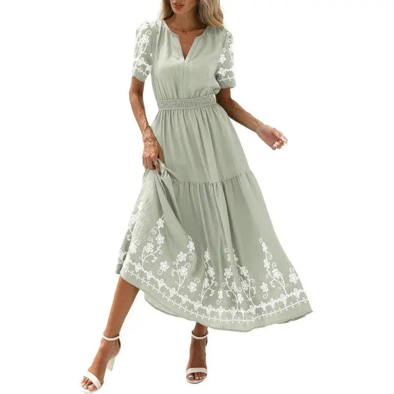 Robe bohème verte claire à broderies florales, manches courtes, taille élastiquée, style féminin élégant
