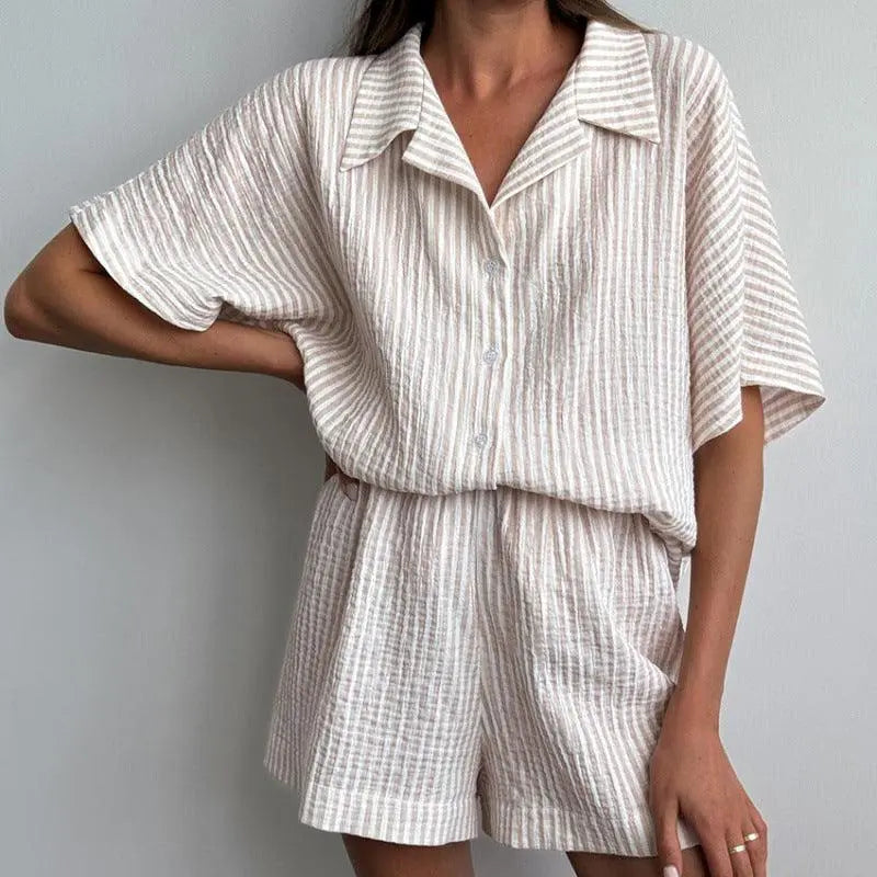 Tenue pyjama rayée beige et blanc, chemise à manches courtes et shorts, style confortable et féminin