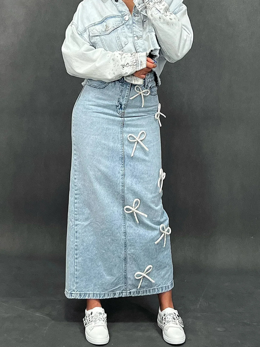Jupe longue en jean clair avec nœuds blancs, style féminin et tendance