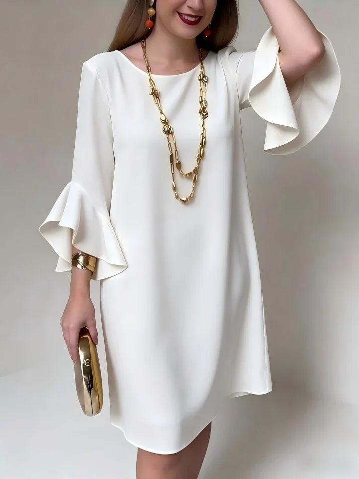 Robe blanche élégante à manches volantées, style féminin moderne, accessoires dorés