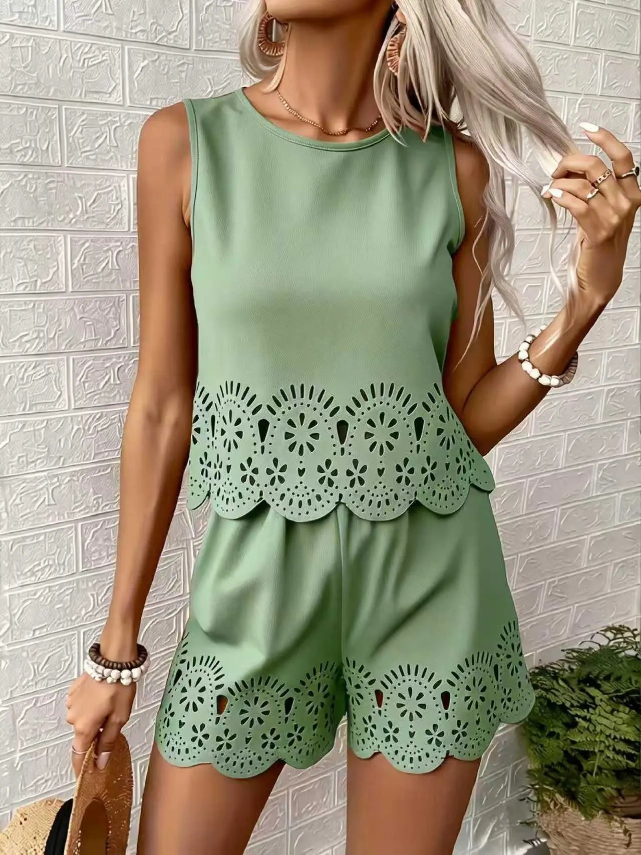 Combinaison verte femme avec découpes florales et bordure ondulée, style bohème élégant