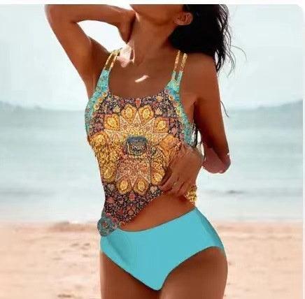 Maillot de bain une pièce imprimé bohème sur plage, style mode féminine été