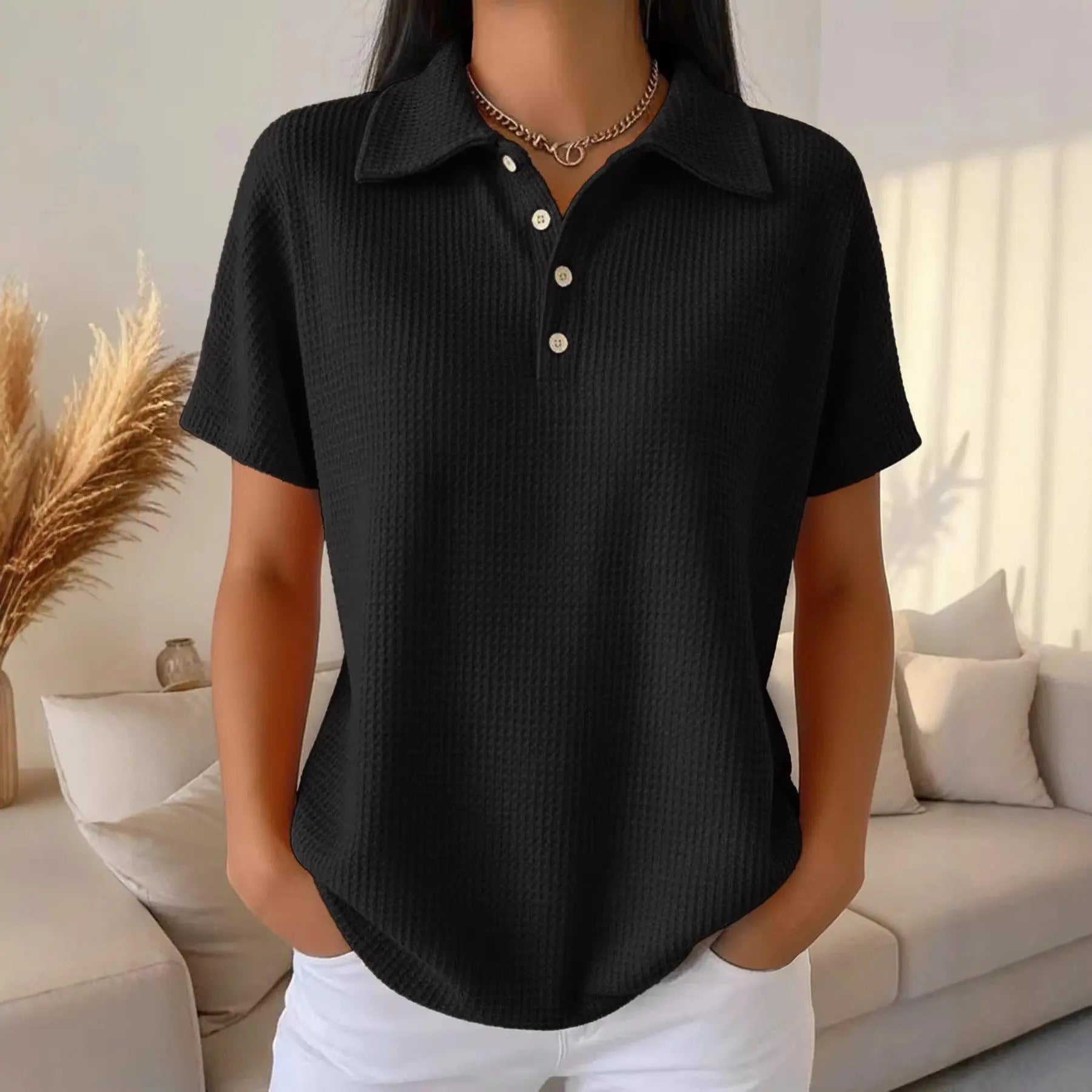 Top féminin noir à col boutonné, manches courtes, texture côtelée, style décontracté pour femme