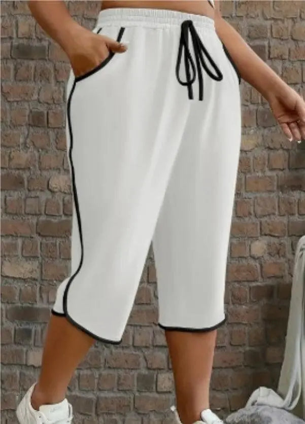 Pantalon capri blanc à bordure noire, style décontracté féminin, idéal pour la mode quotidienne