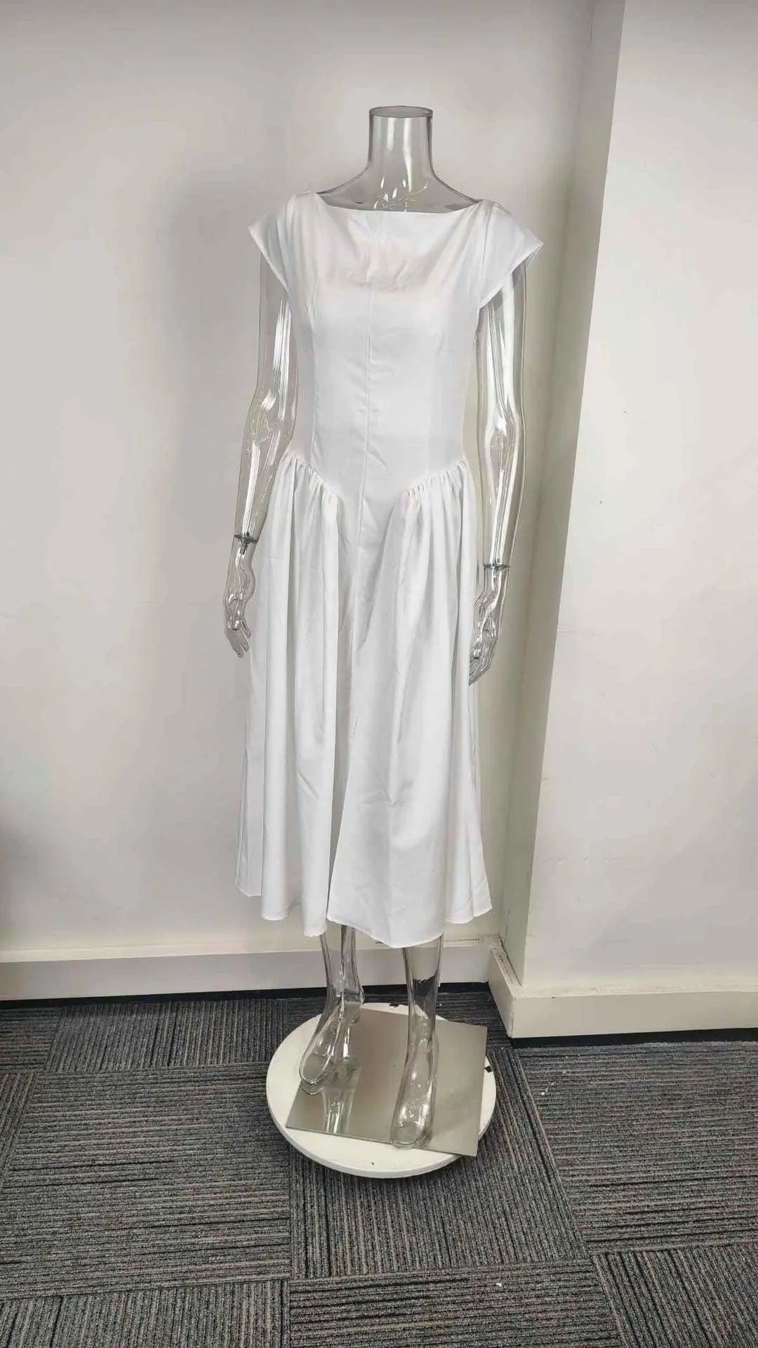 Robe blanche élégante à manches courtes et taille élastiquée, style féminin simple et moderne