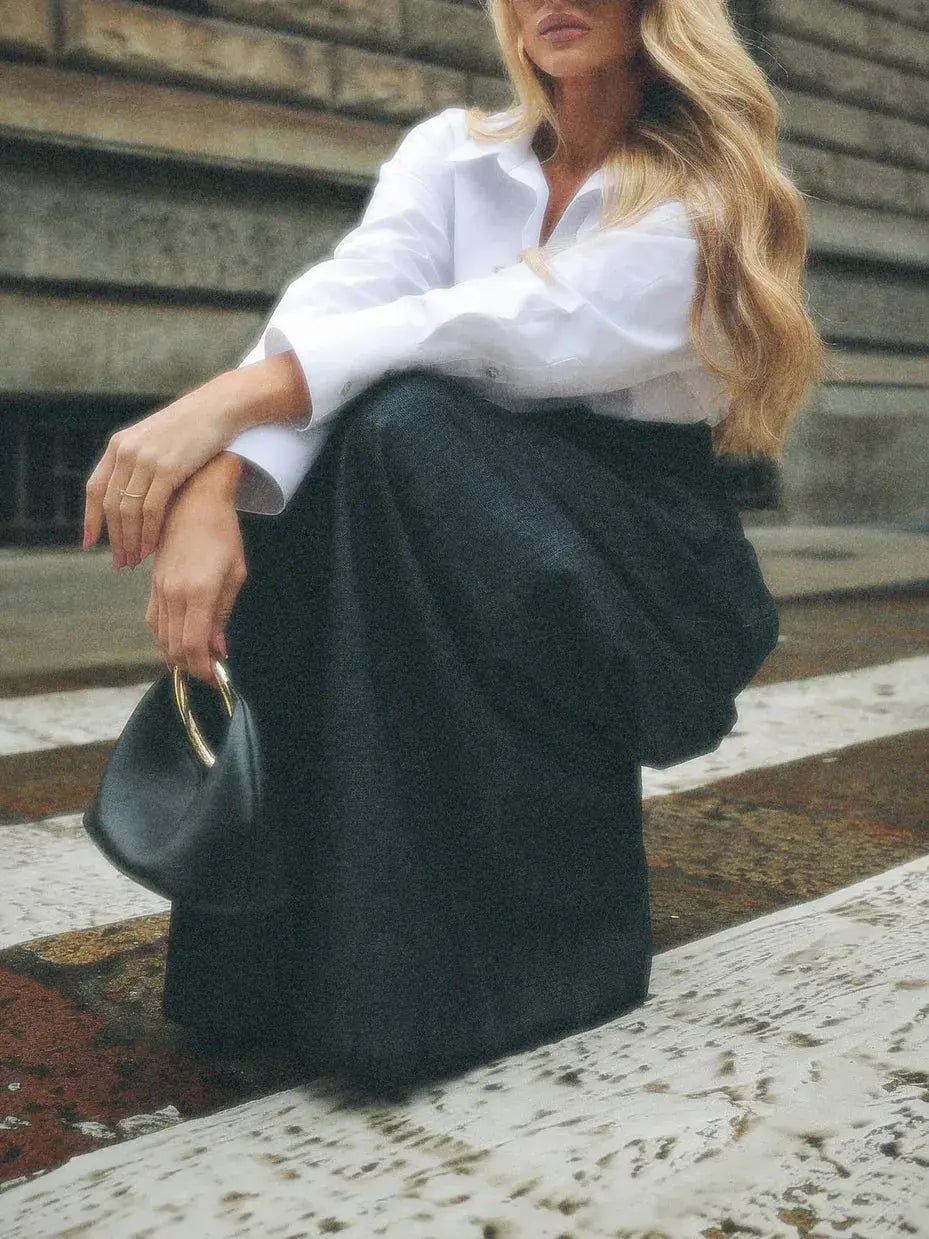 Robe noire élégante avec chemise blanche, style féminin urbain pour toutes les occasions