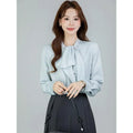 Blouse féminine bleu clair à nœud et manches longues, style élégant pour tenue de bureau