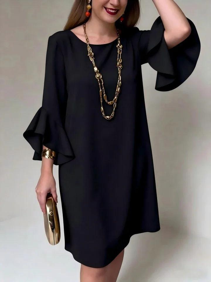 Robe noire élégante à manches volantées, style féminin avec col rond et accessoires dorés