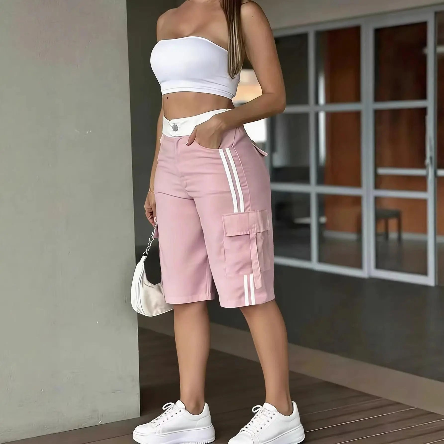 Shorts cargo rose pâle à rayures blanches, taille haute, style féminin et décontracté