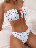 Bikini blanc à coeurs rouges, bordure festonnée et lien devant, style féminin et romantique
