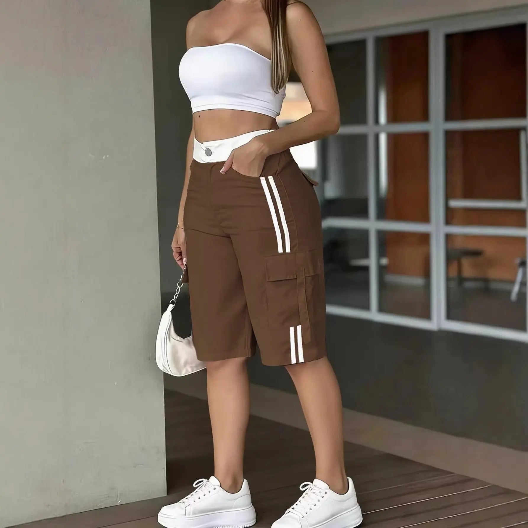 Shorts cargo marron à rayures blanches, taille haute, style féminin et décontracté