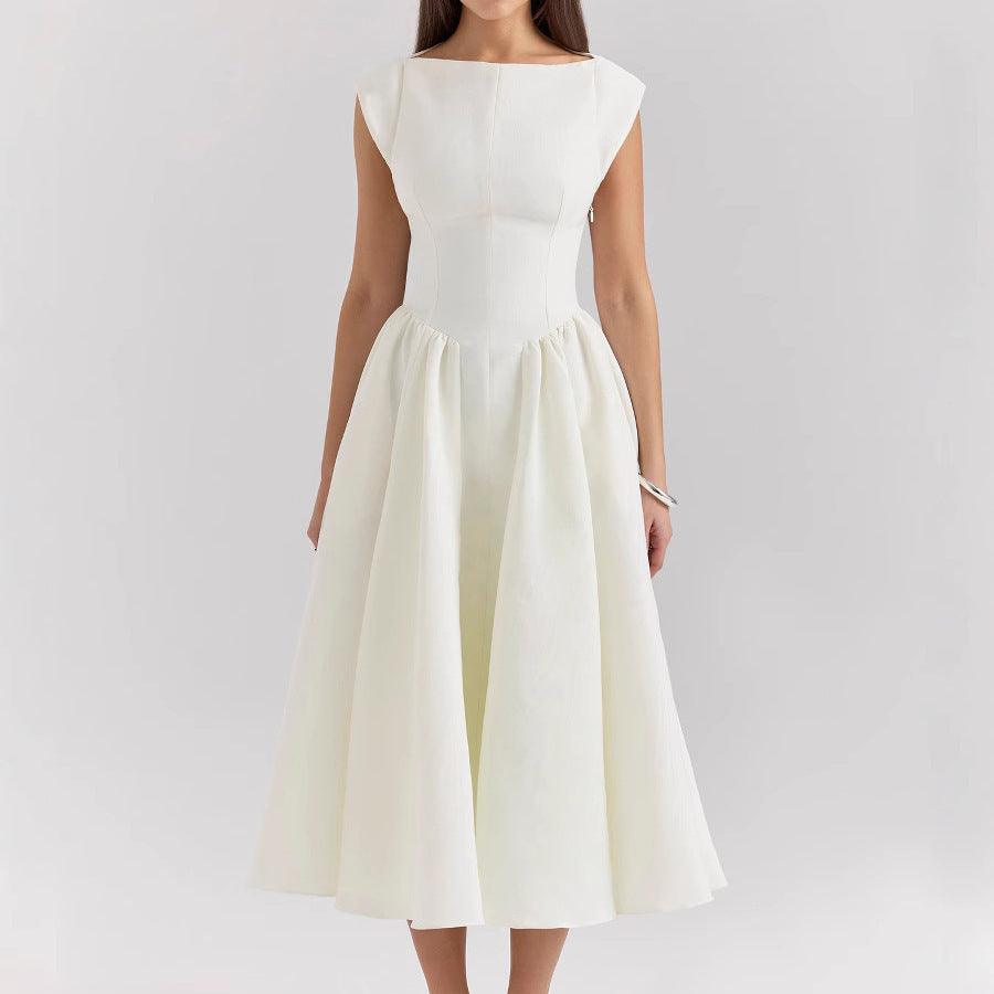Robe blanche élégante à manches courtes, taille cintrée et jupe ample, style féminin et sophistiqué
