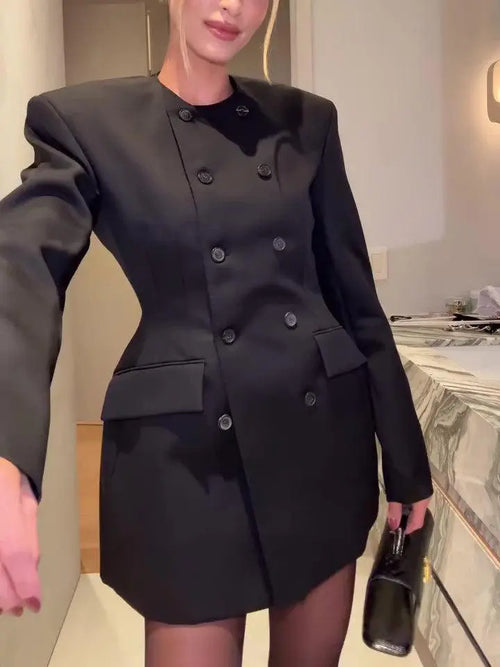 Robe noire structurée à double boutonnage, manches longues, style élégant pour femme