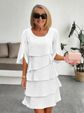 Robe blanche féminine à volants, manches évasées, idéale pour les occasions élégantes