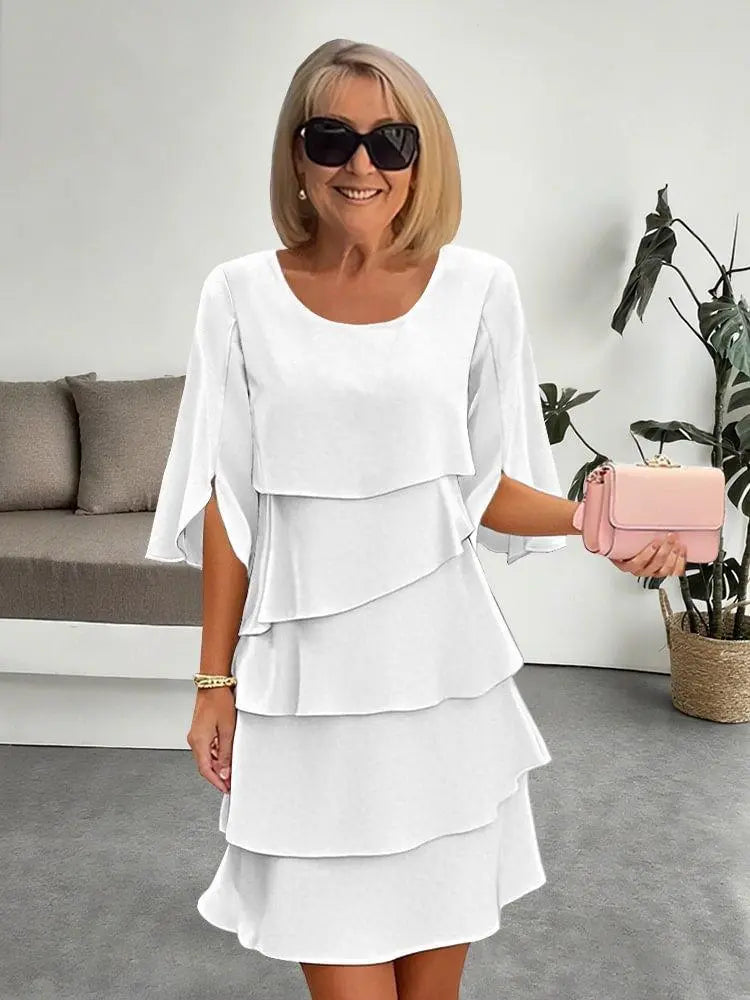 Robe blanche féminine à volants, manches évasées, idéale pour les occasions élégantes