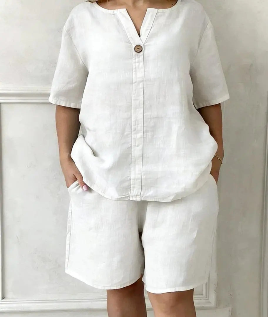 Tenue féminine blanche en lin, top à manches courtes et shorts, style élégant et confortable