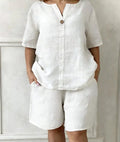 Tenue féminine blanche en lin, top à manches courtes et shorts, style élégant et confortable
