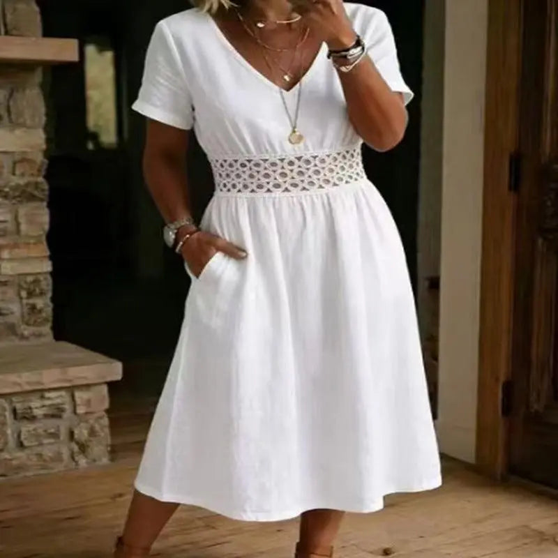 Robe blanche féminine à manches courtes et taille élastiquée, style élégant avec détails ajourés