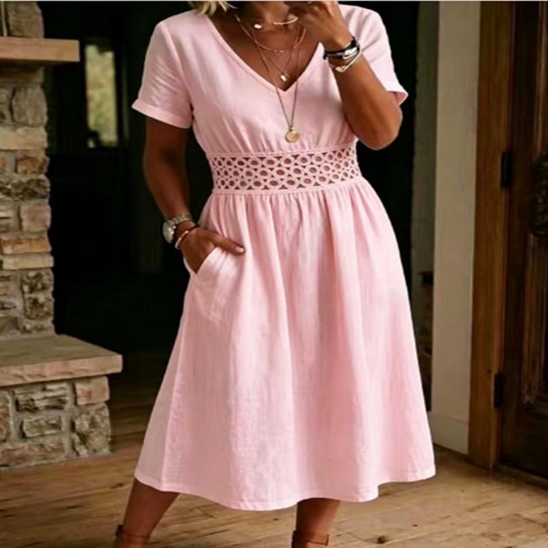 Robe bohème rose pâle à manches courtes, taille élastiquée et détails ajourés, style féminin élégant