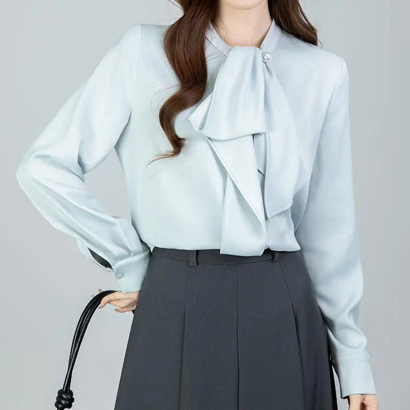 Blouse féminine bleu clair à nœud papillon, manches longues, style élégant et moderne