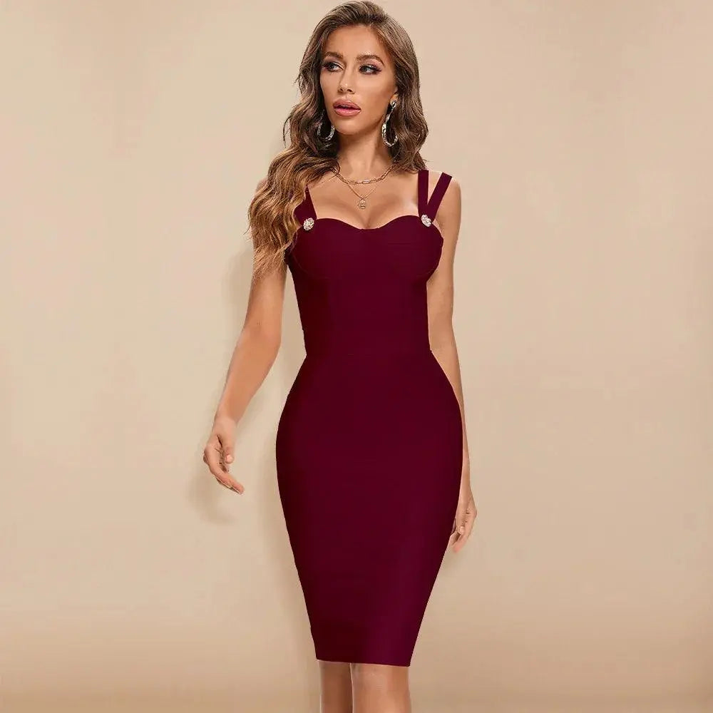 Robe ajustée bordeaux à bretelles ornées, style féminin élégant pour toutes occasions