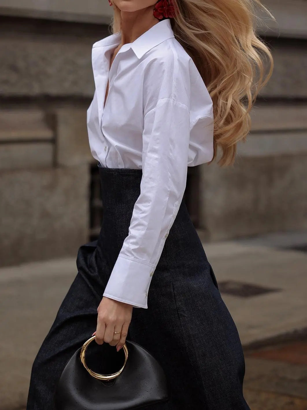Blouse blanche et jupe noire élégante pour look féminin chic, sac à main moderne