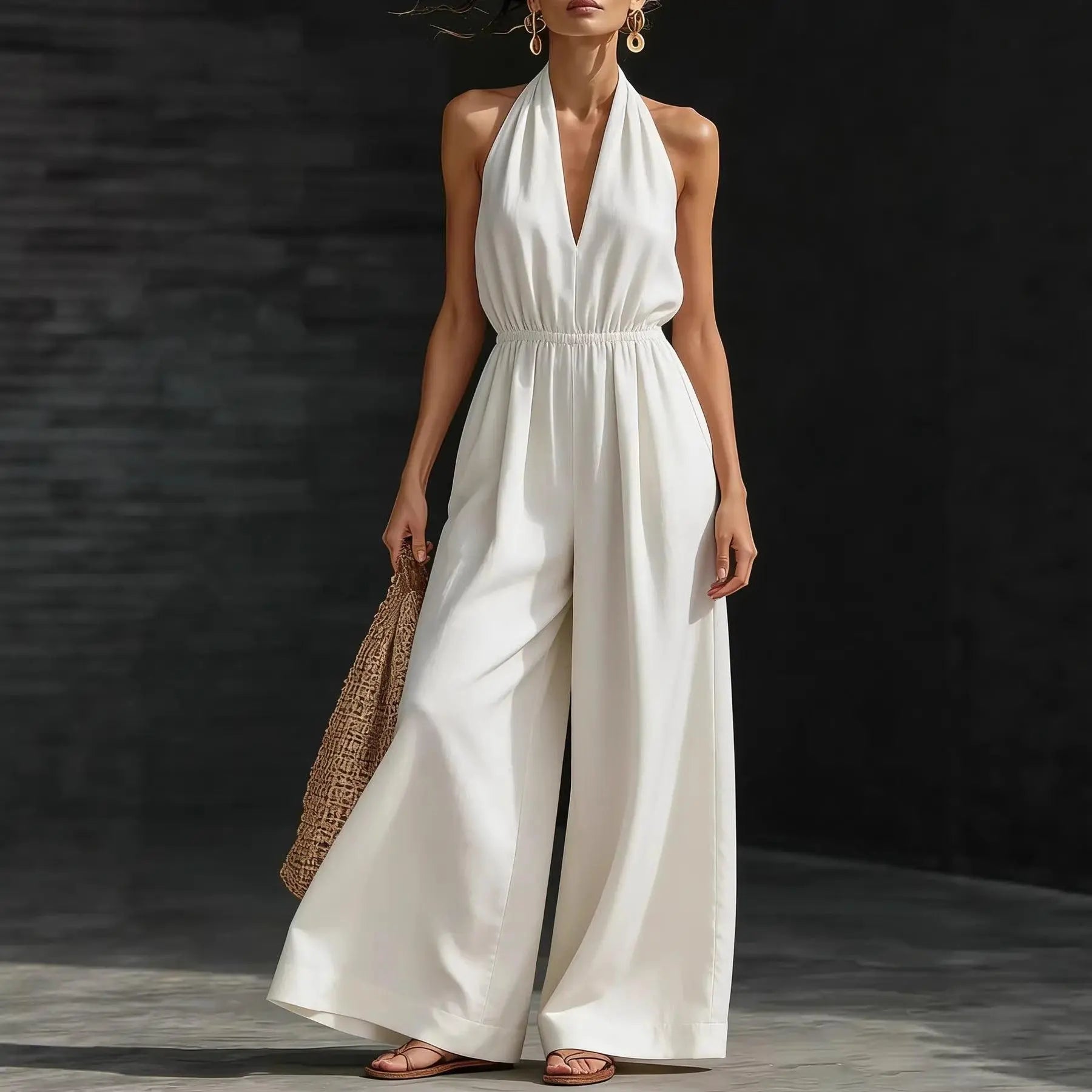 Combinaison blanche femme col halter et jambes larges, style élégant pour été