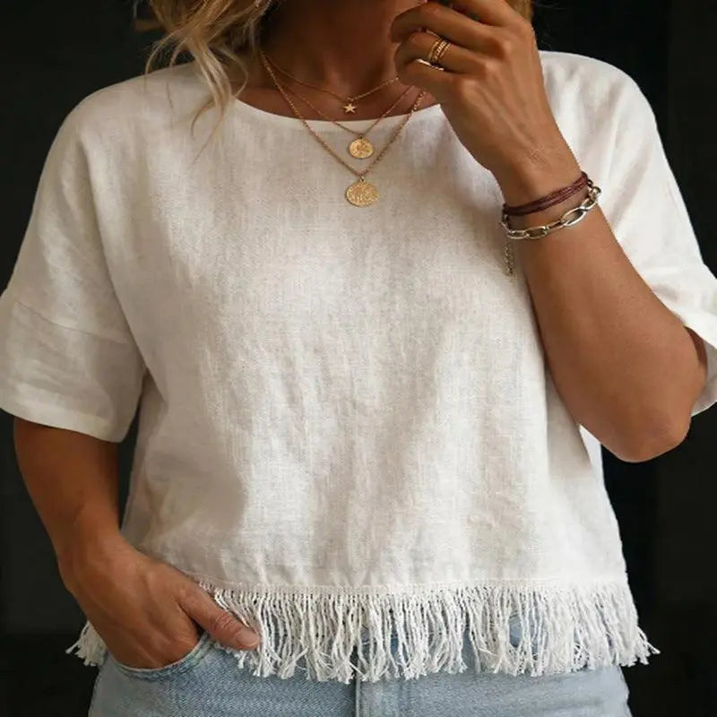 Top blanc à franges, manches courtes, style bohème féminin, idéal pour été et looks décontractés