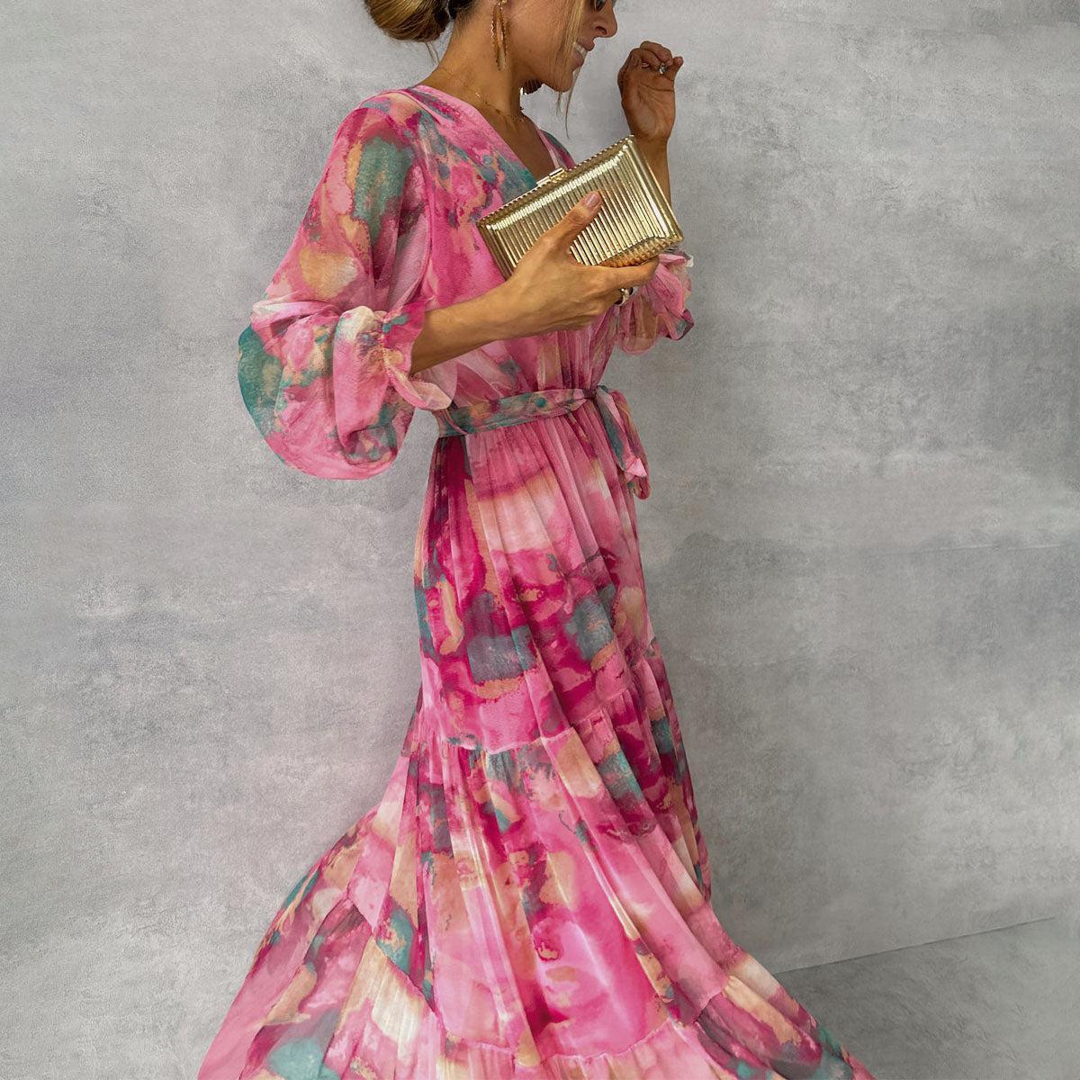 Robe bohème imprimée rose et verte, manches bouffantes, ceinture nouée, tenue féminine élégante