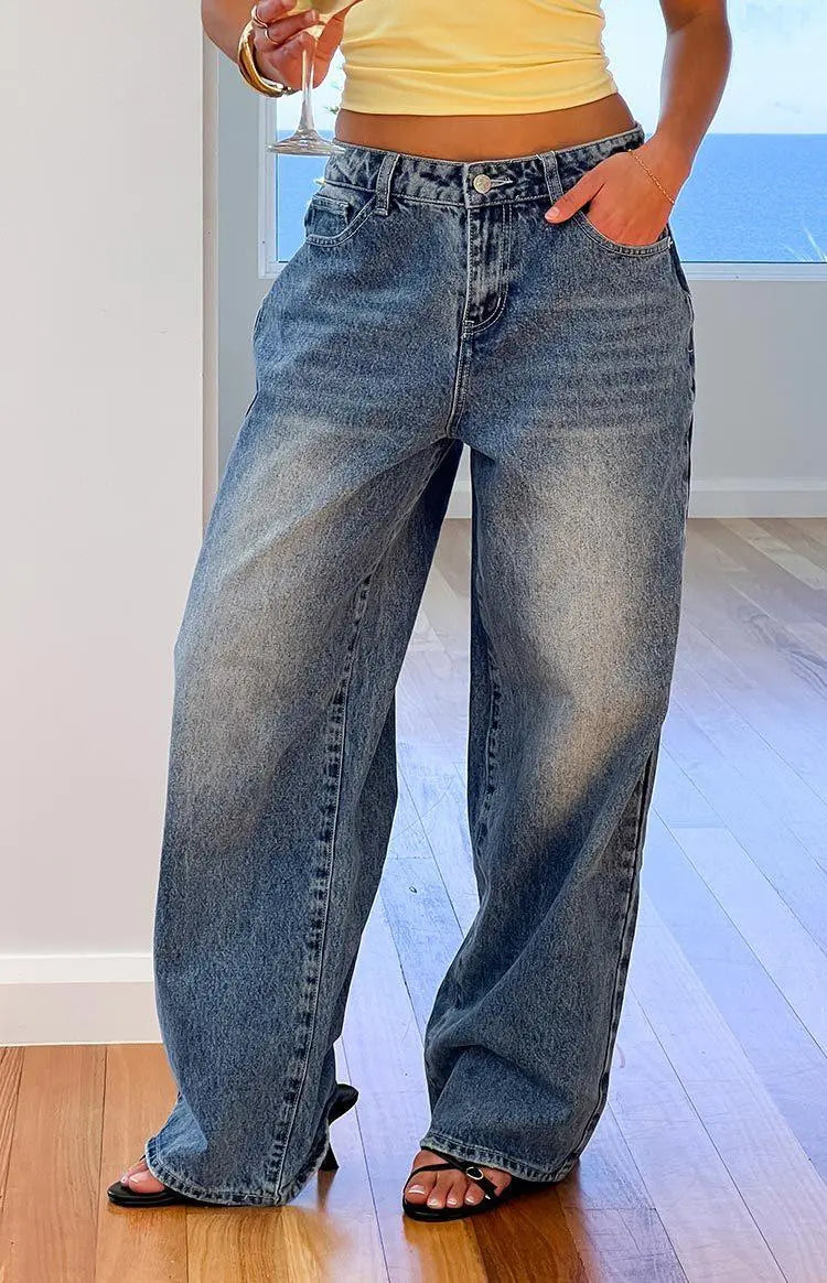 Jeans larges délavés pour femme, style bohème, avec top jaune et sandales