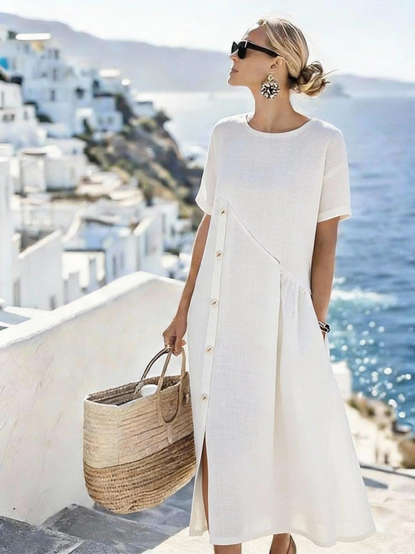 Robe blanche à manches courtes et boutons, style féminin élégant, vue mer et village blanc