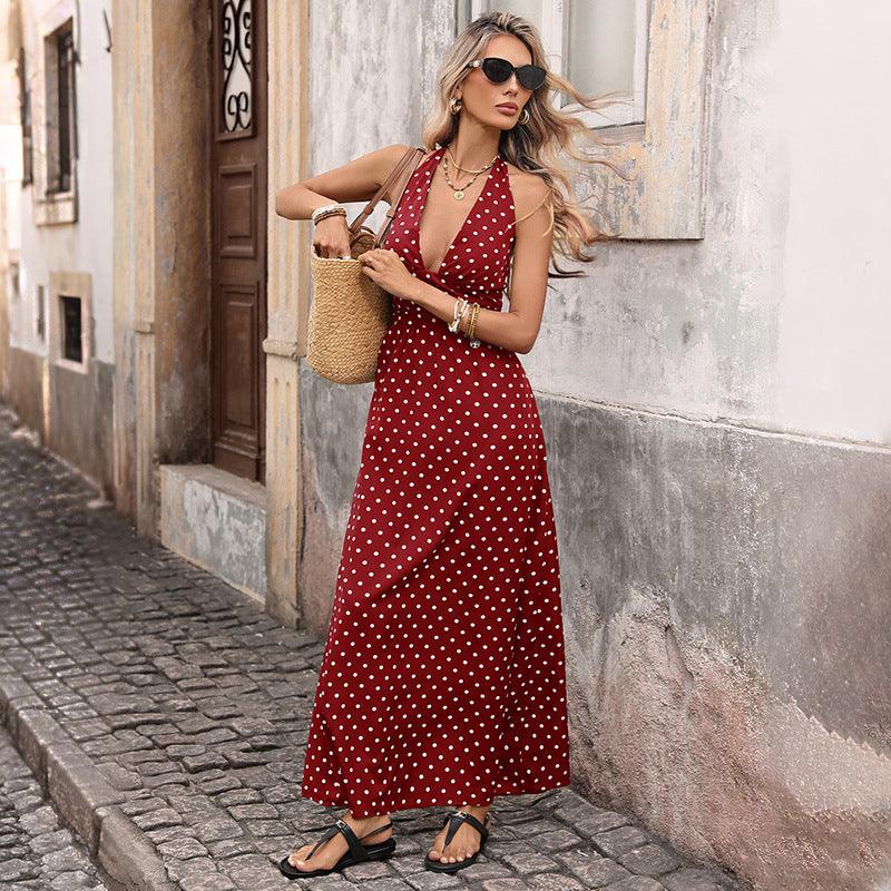Robe bohème rouge à pois blancs, idéale pour les occasions estivales et les promenades en ville