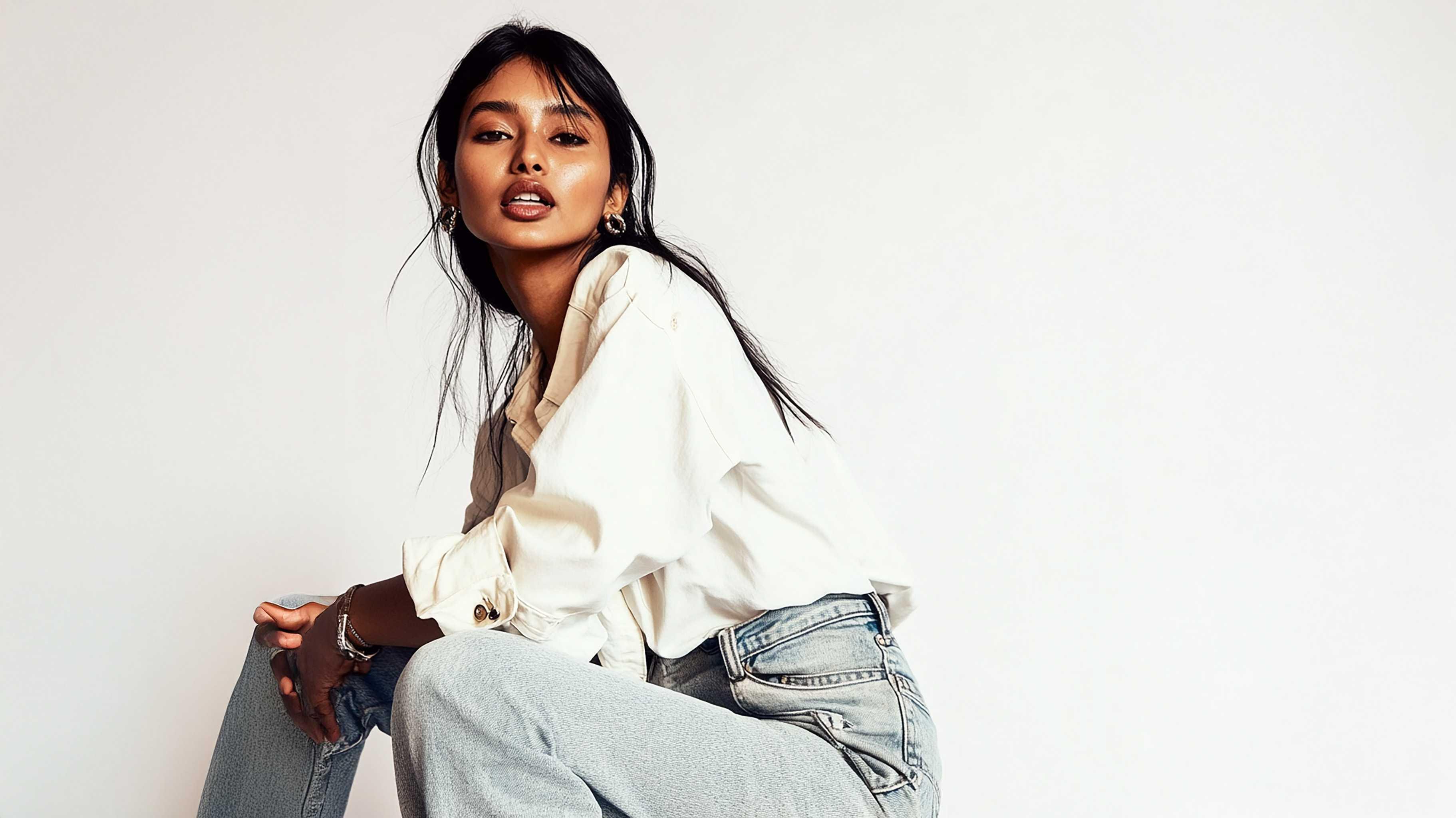 Femme en chemise blanche et jeans, mode féminine tendance
