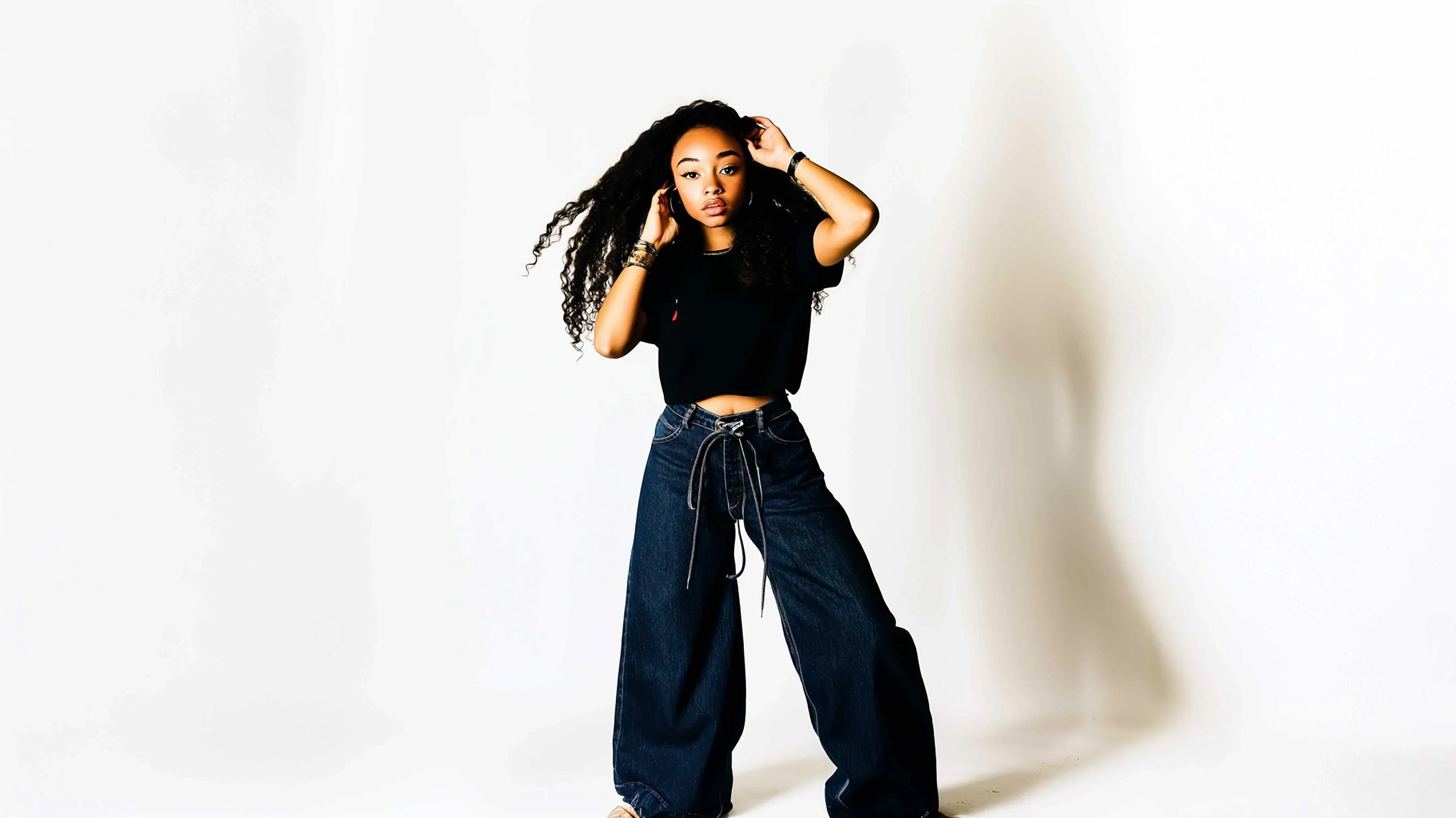Femme en top noir et jeans larges, mode féminine tendance pour toutes les occasions